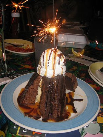 Sobremesa brownie gigante tipo vulcão